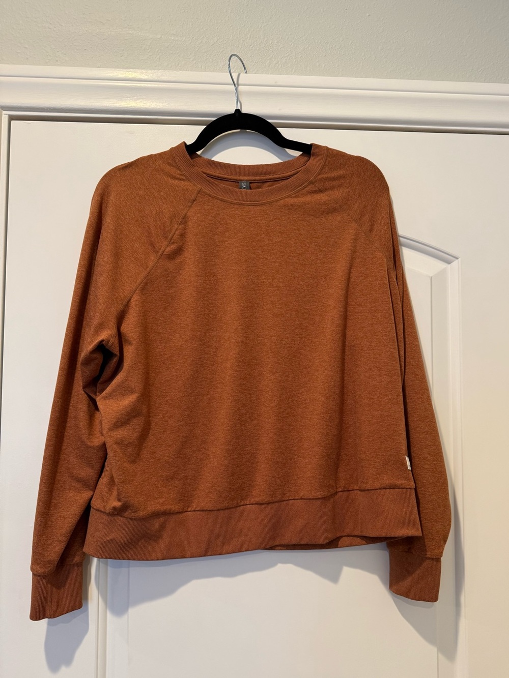 Vuori Women’s Halo Crewneck sweatshirt size M Palo Santo Heather rust/orange